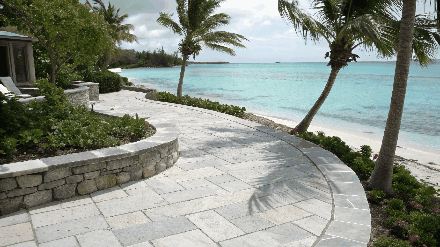 Aménagement d'une terrasse en pierre et plantation d'arbres paysagers