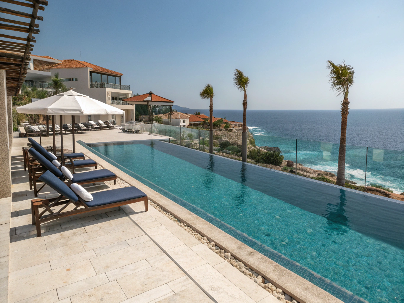 Piscine miroir moderne et terrasse vue mer sur la Côte d'Azur